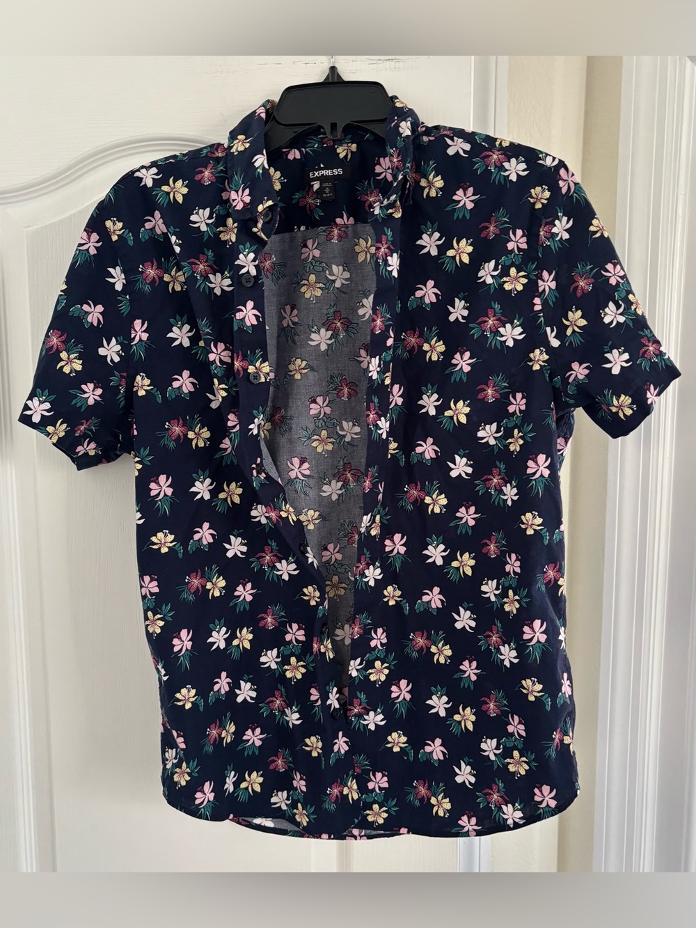 Express Navy Short-Sleeve Floral Button-Up Shirt. Size M